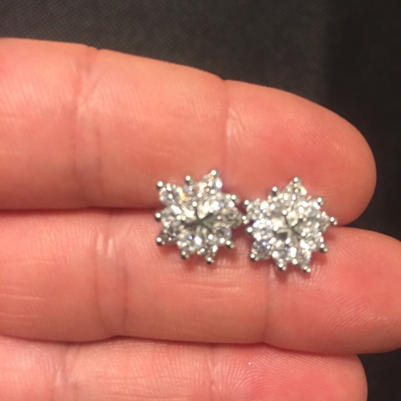 ❄️ Lovely shiny rhinestone snowflake studs available in gold or silver ❄️ - Picture 6 of 8
